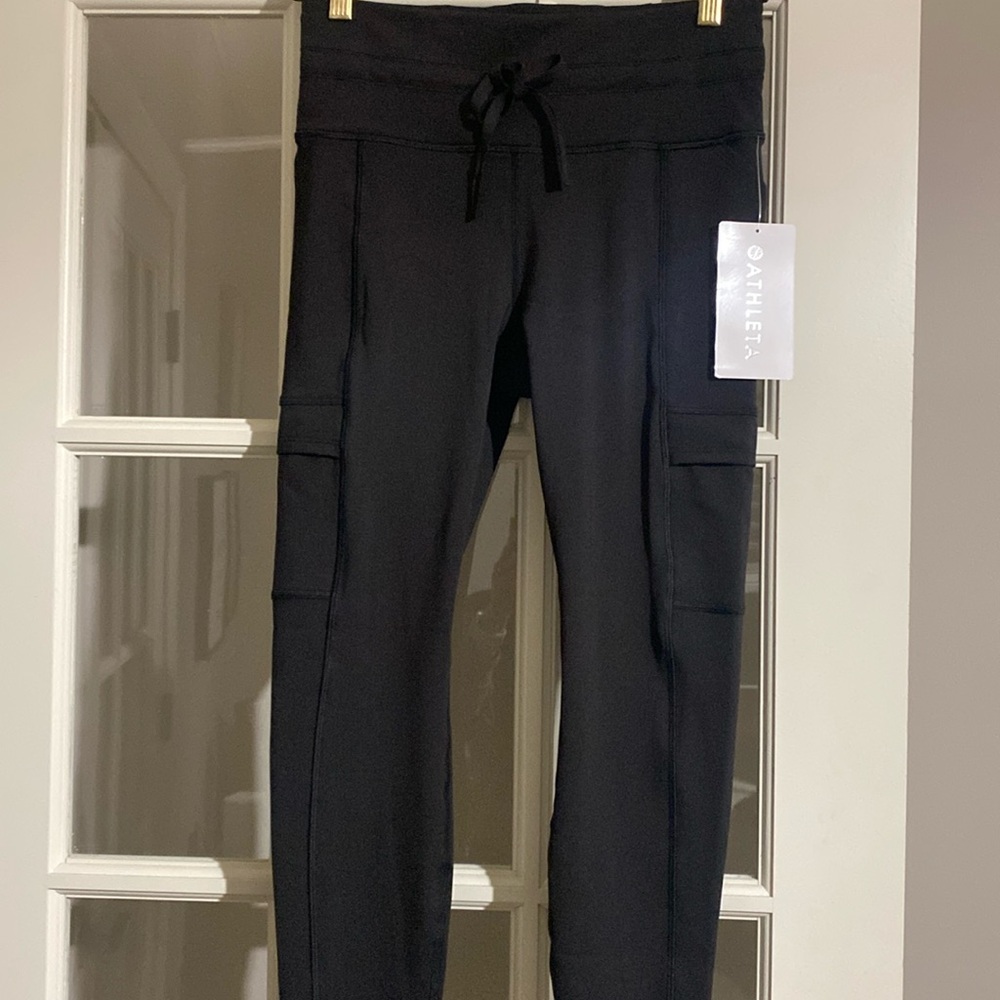 Rainier High Rise Cargo Legging
Size small, black, NWT